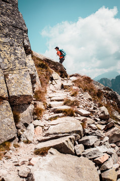 年轻的男人。徒步旅行独自一人沿着岩石小道的山