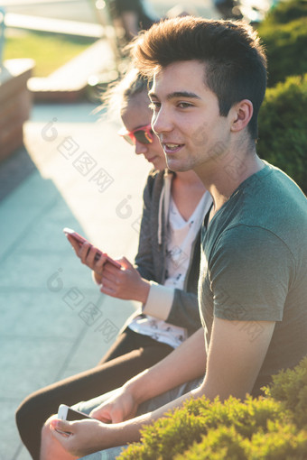 夫妇朋友十几岁的女孩和男孩有有趣的<strong>在一起</strong>坐着中<strong>心</strong>小镇支出时间<strong>在一起</strong>