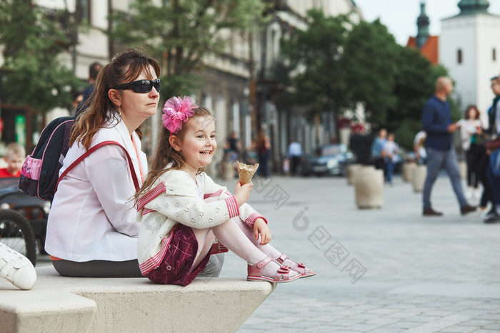 妈妈。和女儿支出时间在一起坐着的中心小镇小微笑女孩持有和吃冰奶油坦诚的人真正的时刻真实的的情况下