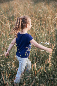 小快乐女孩走通过高草的农村坦诚的人真正的时刻真实的的情况下