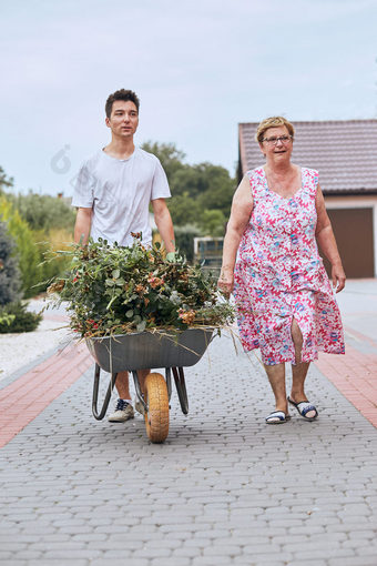 孙子帮助祖母首页花园坦诚的人真正的时刻真实的的情况下