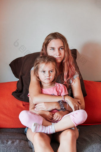 十几岁的女孩和她的小妹妹看在一<strong>起坐</strong>着集中沙发首页真正的人真实的的情况下