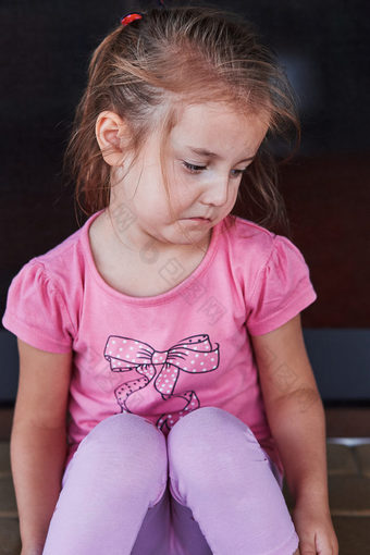 小伤心女孩哭因为失去了她的玩具坐着一步的天井真正的人真实的的情况下