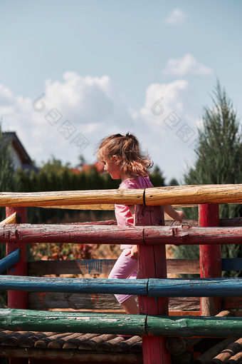 小可爱的女孩玩首页操场上后院快乐微笑孩子有有趣的玩房子夏天一天真正的人真实的的情况下