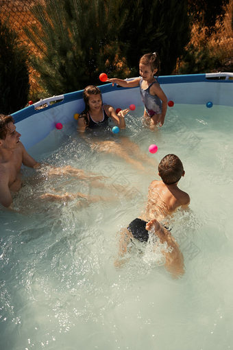 孩子们溅跳玩池后院夏天假期一天真正的人真实的的情况下