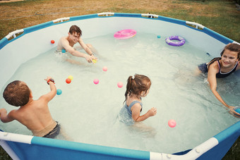 孩子们溅跳玩池后院夏天假期一<strong>天真</strong>正的人真实的的情况下