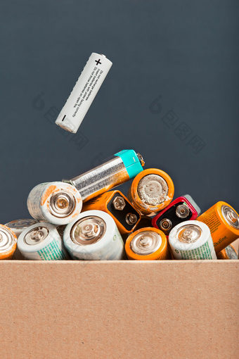 使用电池下降成纸板盒子填满与出院电池浪费处理和回收前面视图与复制空间为<strong>文本</strong>