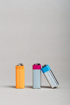 使用出院电池把在纸背景电池倾斜另一个电池就像Domino一块浪费处理和回收复制空间为文本
