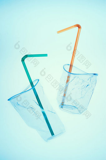 压扁塑料杯和喝吸管在蓝色的背景收集塑料浪费回收概念塑料污染和太许多塑料浪费复制空间的前