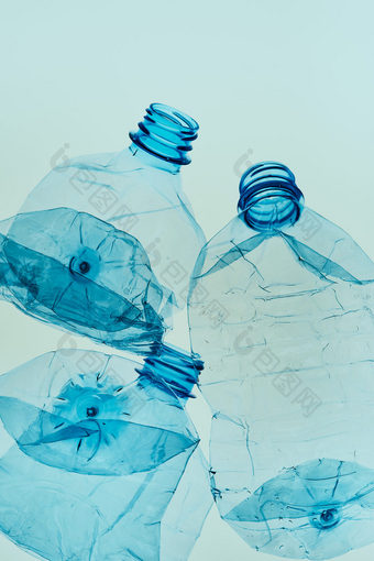 空塑料<strong>压扁</strong>瓶在蓝色的背景收集塑料浪费回收概念塑料污染和太许多塑料浪费复制空间为文本