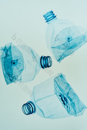 空塑料压扁瓶在蓝色的背景收集塑料浪费回收概念塑料污染和太许多塑料浪费复制空间为文本