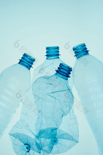 空塑料压扁瓶在蓝色的背景收集塑料浪费回收概念塑料污染和太许多塑料浪费复制空间为文本