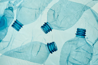 空塑料<strong>压扁</strong>瓶在蓝色的背景收集塑料浪费回收概念塑料污染和太许多塑料浪费复制空间为文本