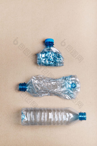 压扁塑料瓶在纸板背景收集塑料浪费回收概念塑料污染和太许多塑料浪费复制空间的前