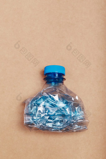 压扁空塑料瓶在纸板背景收集塑料浪费回收概念塑料污染和太许多塑料浪费复制空间为文本