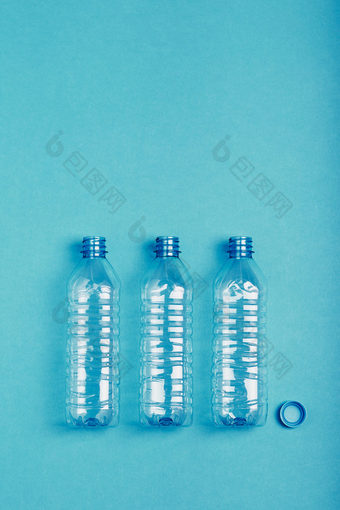 空<strong>塑料</strong>瓶杯和帽在蓝色的背景收集<strong>塑料</strong>浪费回收概念<strong>塑料</strong>污染和太许多<strong>塑料</strong>浪费复制空间的前
