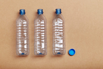 空塑料瓶把行在纸板背景收集塑料浪费回收概念塑料污染和太许多塑料浪费复制空间为文本