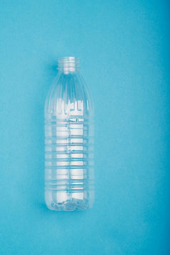 空塑料瓶在蓝色的背景收集塑料浪费回收概念塑料污染和太许多塑料浪费复制空间的前