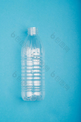 空塑料瓶在蓝色的背景收集塑料浪费回收概念塑料污染和太许多塑料浪费复制空间的前