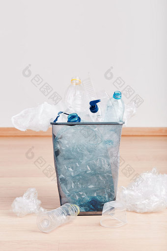 堆塑料瓶杯袋收集回收和分散周围金属本概念塑料污染和太许多塑料浪费垃圾与使用塑料包装在灰色背景与复制空间的前