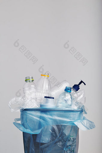 堆塑料瓶杯袋收集回收金属本概念塑料污染和太许多塑料浪费垃圾与使用塑料包装在灰色背景与复制空间的前