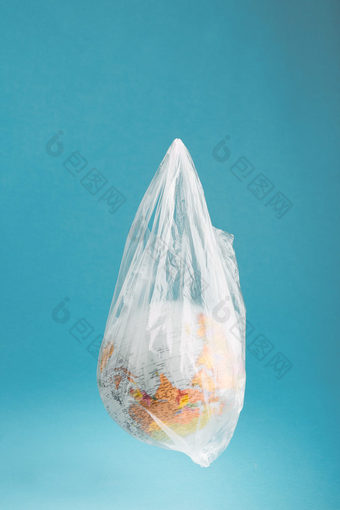 全球塑料袋地球受污染的塑料浪费概念塑料污染和塑料浪费全球在蓝色的背景复制空间为文本