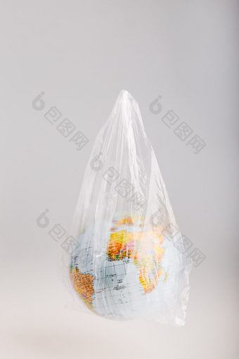 全球<strong>塑料袋</strong>地球受污染的<strong>塑料</strong>浪费概念<strong>塑料</strong>污染和<strong>塑料</strong>浪费全球在灰色背景复制空间为文本