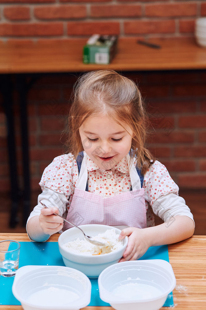 小女孩结合的成分为烘焙的蛋糕孩子采取部分烘焙车间烘焙类为孩子们有抱负的小厨师学习烹饪结合和激动人心的准备成分真正的人真实的的情况下