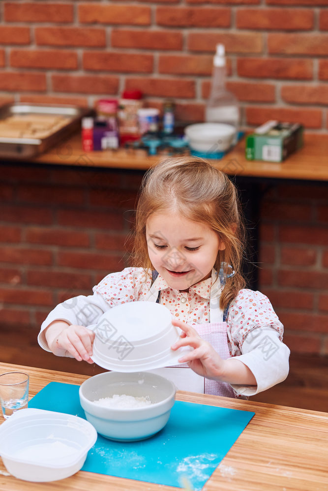 小女孩结合的成分为烘焙的蛋糕孩子采取部分烘焙车间烘焙类为孩子们有抱负的小厨师学习烹饪结合和激动人心的准备成分真正的人真实的的情况下