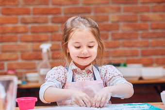 小女孩吃的糖衣糖左后烘焙饼干孩子采取部分烘焙车间烘焙类为孩子们有抱负的小厨师学习烹饪结合和激动人心的准备成分真正的人真实的的情况下