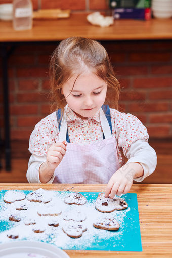 小女孩装修她的烤饼干与色彩斑斓的撒上和糖衣糖孩子采取部分<strong>烘焙</strong>车间<strong>烘焙</strong>类为孩子们有抱负的小厨师学习烹饪结合和激动人心的准备成分真正的人真实的的情况下