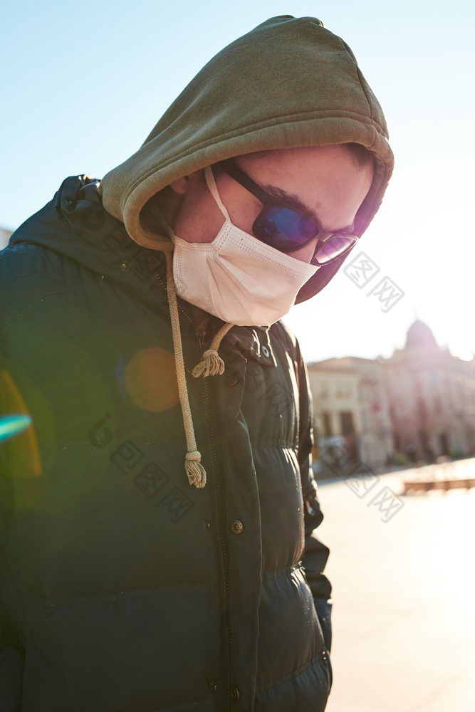 年轻的男人。的罩穿的脸面具避免病毒感染和防止的传播疾病走城市中心病毒感染保护真正的人真实的的情况下