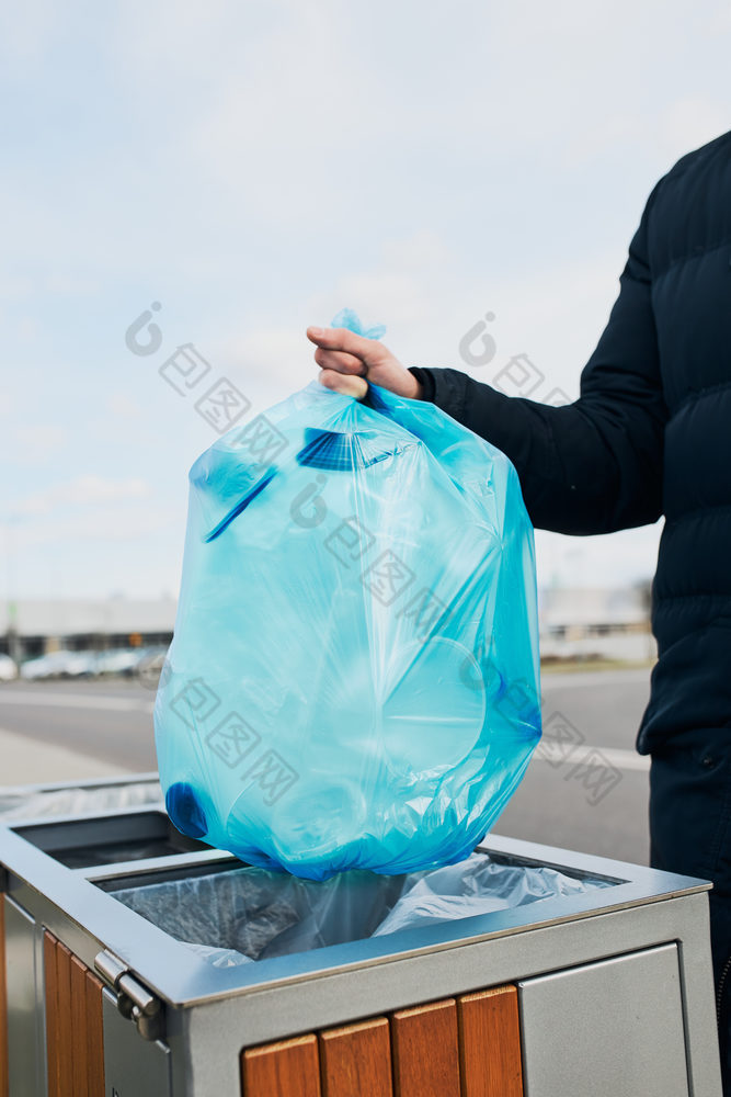 男人。扔袋完整的塑料浪费垃圾塑料浪费回收概念塑料污染和回收塑料浪费环境问题环境损害真正的人真实的的情况下
