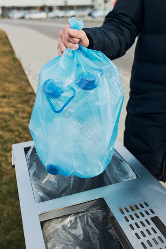 男人。扔袋完整的塑料浪费垃圾塑料浪费回收概念塑料污染和回收塑料浪费环境问题环境损害真正的人真实的的情况下