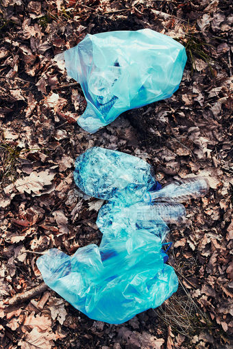 塑料浪费左森林概念塑料污染和不<strong>负责</strong>任为环境环境问题环境损害真正的人真实的的情况下