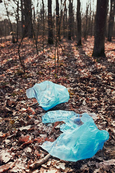 塑料浪费左森林概念塑料污染和不负责任为环境环境问题环境损害