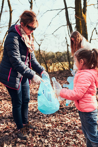 家庭清洁森林志愿者挑选塑料浪费袋概念塑料污染和太许多塑料浪费环境问题环境损害责任为环境真正的人真实的的情况下