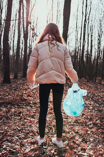 年轻的女人清洁森林志愿者挑选<strong>塑料</strong>浪费袋概念<strong>塑料</strong>污染和太许多<strong>塑料</strong>浪费环境问题环境损害责任为环境真正的人真实的的情况下