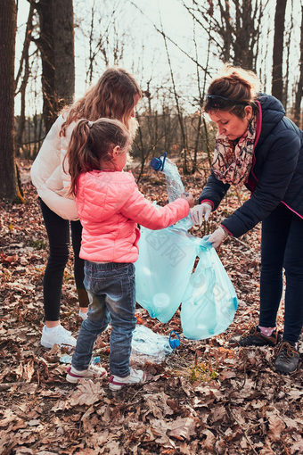 家庭清洁森林志愿者挑选塑料浪费袋概念塑料污染和太许多塑料浪费<strong>环境</strong>问题<strong>环境</strong>损害责任为<strong>环境</strong>真正的人真实的的情况下