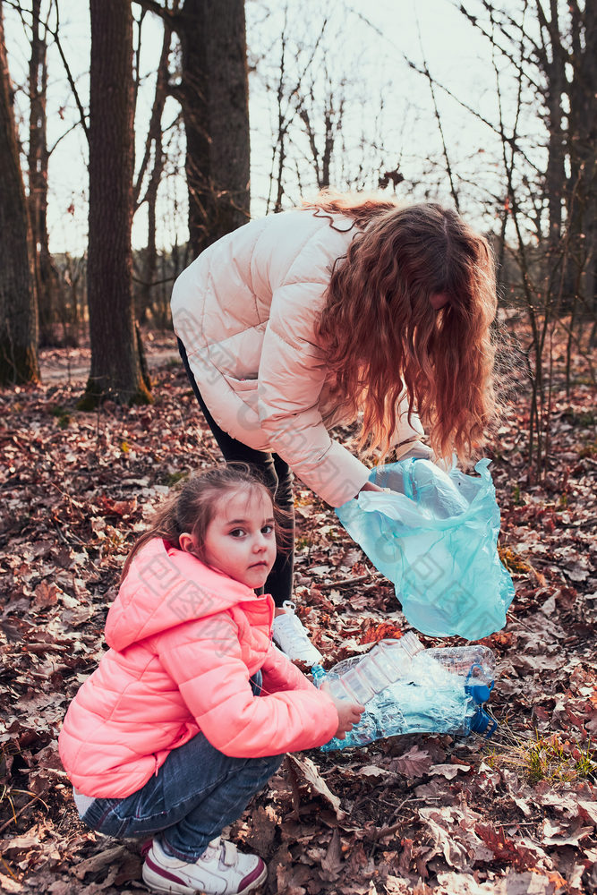 家庭清洁森林志愿者挑选塑料浪费袋概念塑料污染和太许多塑料浪费环境问题环境损害责任为环境真正的人真实的的情况下