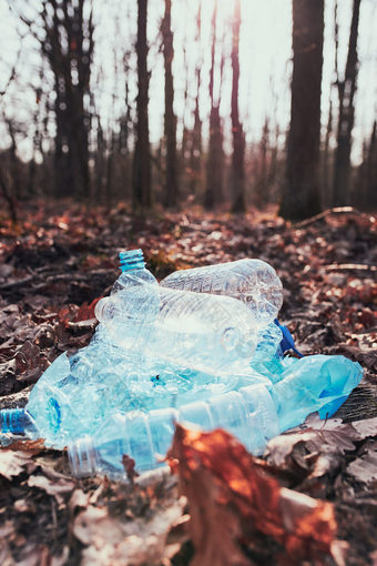 塑料浪费左森林概念塑料污染和不负责任为环境环境问题环境损害真正的人真实的的情况下