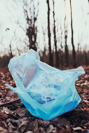 塑料浪费左森林概念塑料污染和不负责任为环境环境问题环境损害真正的人真实的的情况下