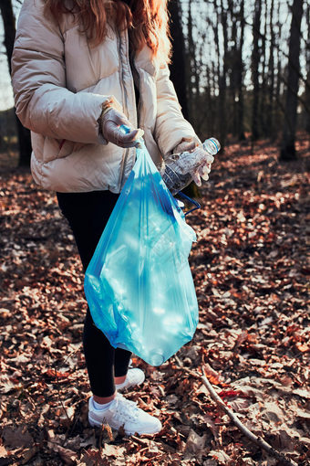 年轻的女人清洁森林志愿者挑选<strong>塑料</strong>浪费袋概念<strong>塑料</strong>污染和太许多<strong>塑料</strong>浪费环境问题环境损害责任为环境真正的人真实的的情况下