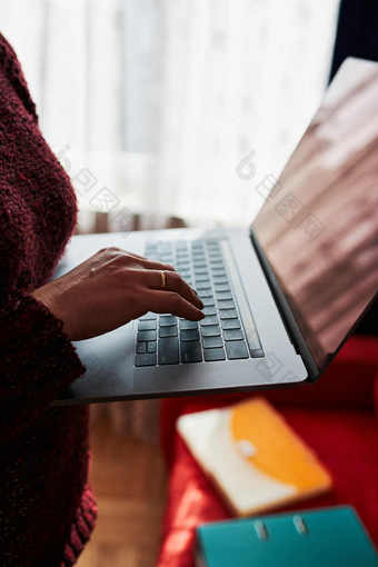 女人妈妈。工作做她的工作远程在视频闲谈，聊天调用流在线课程网络研讨会移动PC从首页在新冠病毒检疫女人坐着床上前面电脑看屏幕