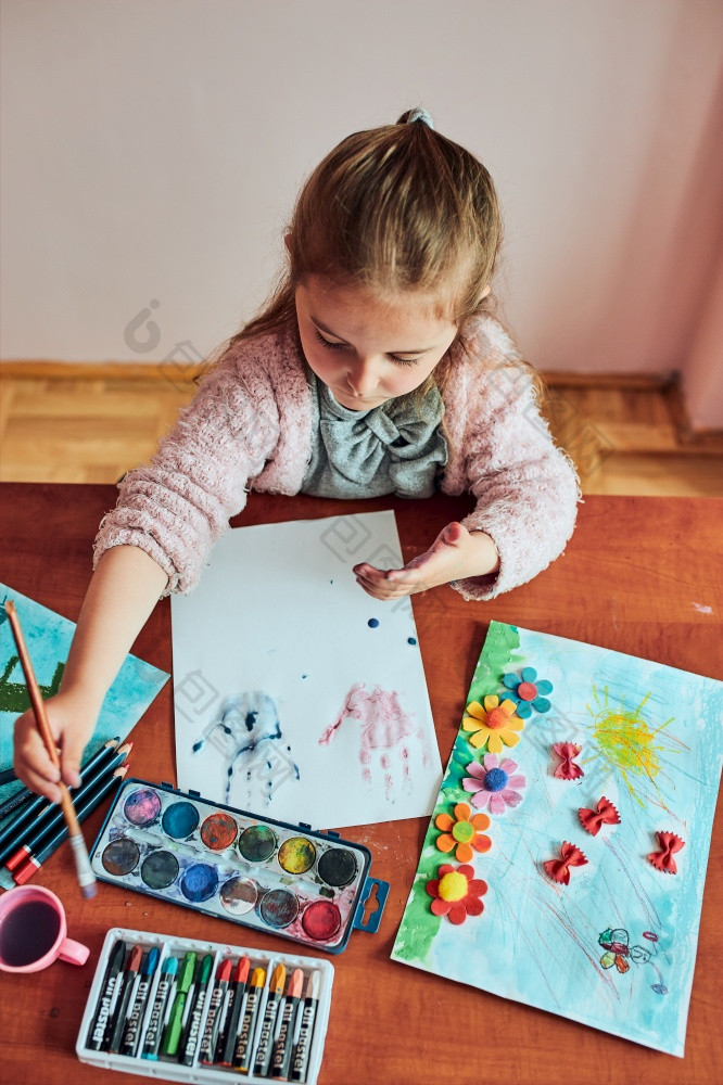 小女孩学龄前儿童绘画图片使用色彩斑斓的油漆和蜡笔孩子有有趣的使图片在艺术类的教室