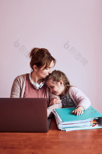 女人<strong>工作</strong>会说话的做她的<strong>工作</strong>远程在视频闲谈，聊天电话调用移动PC从首页女人坐着桌子上前面电脑看屏幕使用耳机和智能手机而她的女儿玩<strong>周</strong>围概念远程<strong>工作</strong>
