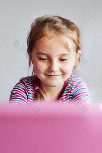 小女孩学龄前儿童学习在线解决谜题玩教育游戏列表听起来看视频平板电脑在新冠病毒检疫坐着桌子上前面电脑看屏幕