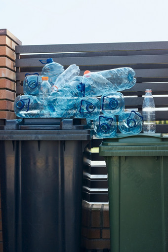 处理容器与空使用塑料水瓶的前收集塑料浪费回收概念塑料污染和太许多塑料浪费环境问题