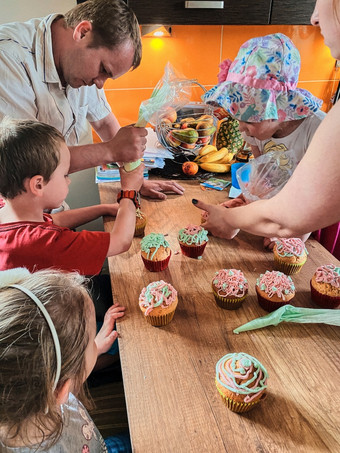 集团孩子们烘焙纸杯蛋糕挤压奶油从糖果袋准备成分一流的洒为装修饼干孩子们烹饪工作在一起厨房首页概念快乐家庭