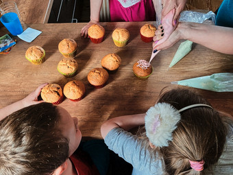 集团孩子们烘焙纸杯蛋糕挤压奶油从糖果袋准备成分一流的洒为装修饼干孩子们烹饪工作在一起厨房首页概念快乐家庭